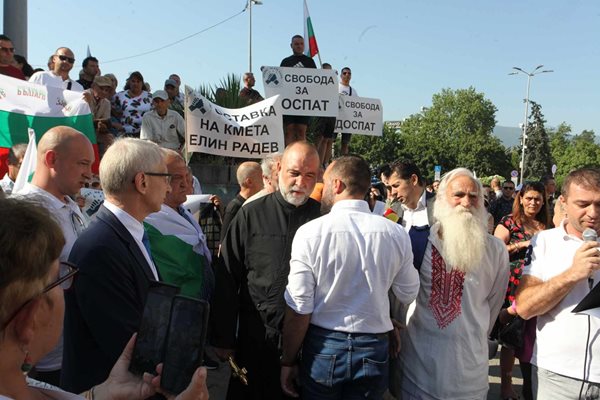 Протест с искане на оставката на кмета на Доспат Елин Радев СНИМКА: Юлиян Савчев