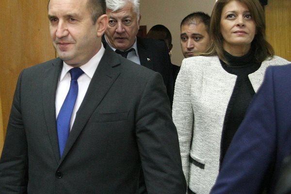 Президентът и съпругата му Десислава Радева бяха посрещнати в аудитория в УМБАЛ "Св. Георги"