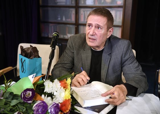 Милен Миланов дава автографи на представянето на книгата.