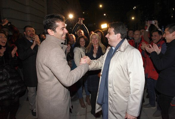 Кирил Петков и Асен Василев се поздравяват след победата на изборите миналия ноември. След 6 месеца управление от тях зависи кога ще са следващите предсрочни избори.