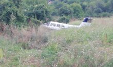 Малък самолет падна в нива край Шумен, има ранени (Снимка)