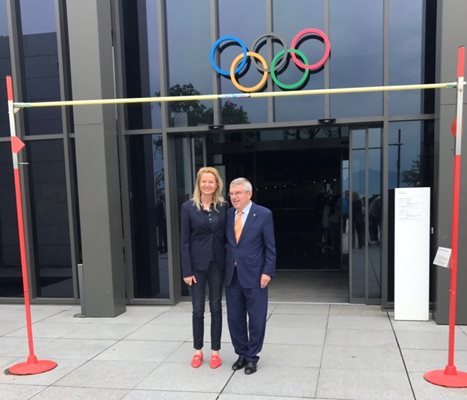 Стефка Костадинова и Томас Бах се снимаха днес пред входа  на олимпийски музей в Лозана под летвата, маркираща световния рекорд 209  см в скока на височина, който все още е притежание на българката.
