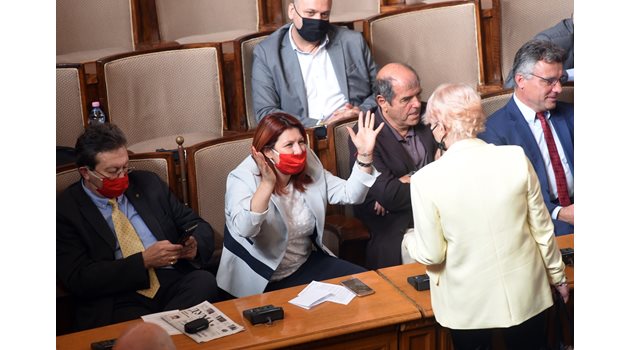 Червените Иво Христов и Тома Томов отказаха да сложат маски, макар именно в тяхната парламентарна група да бе открит заразен депутат.