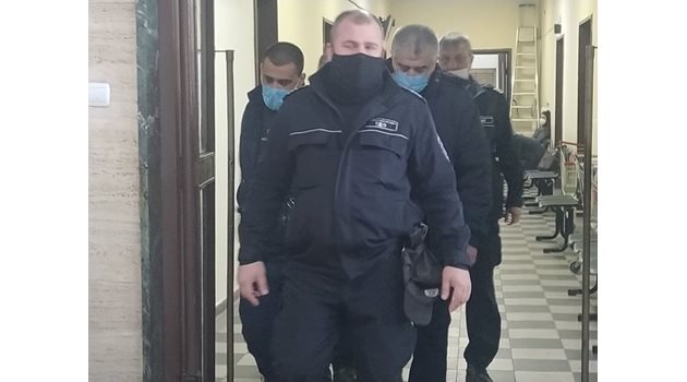 Марин и Севдалин Боюклиеви (със сините маски) на път към съдебната зала