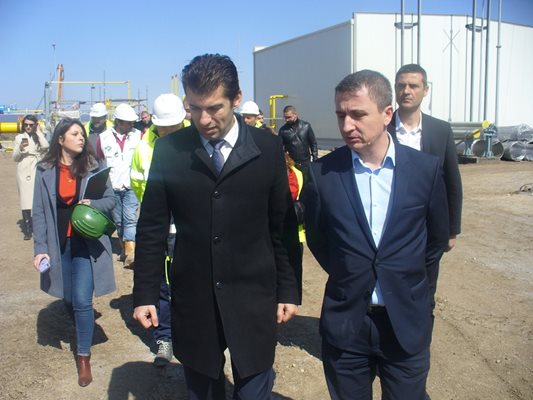 По време на проверката премиерът Кирил Петков /вляво/ бе придружен и от министъра на енергетиката Александър Николов.
