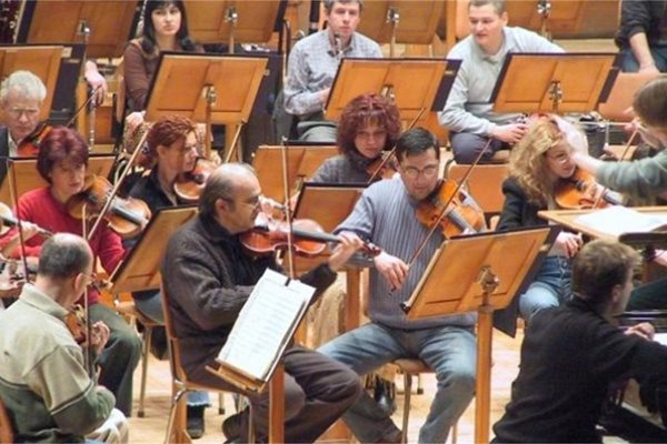 Софийската филхармония под диригентството на Никола Джулиани ще изпълни днес от 19 ч Симфония №І6 "Литургична" от Александър Райчев, отбелязвайки 90 години от рождението на известния композитор.