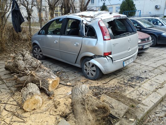 Колата на Николай Неделев след катастрофата.