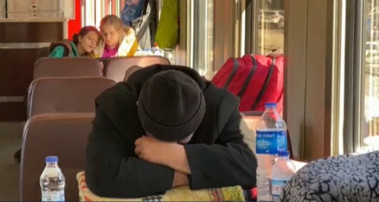 Част от жителите на родния град на затворника - Османие, живеят във влак на гарата след трусовете