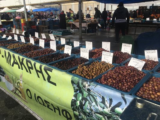 Десетки видове маслини могат да се опитат и купят на пазара в Комотини.