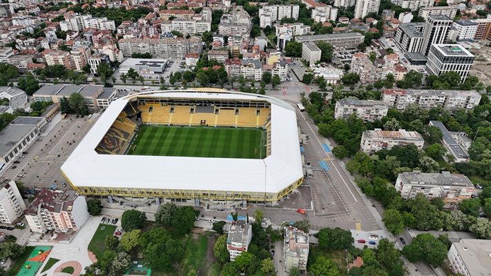 Строителят на Колежа поиска от община Пловдив  обществена поръчка за завършването на стадиона