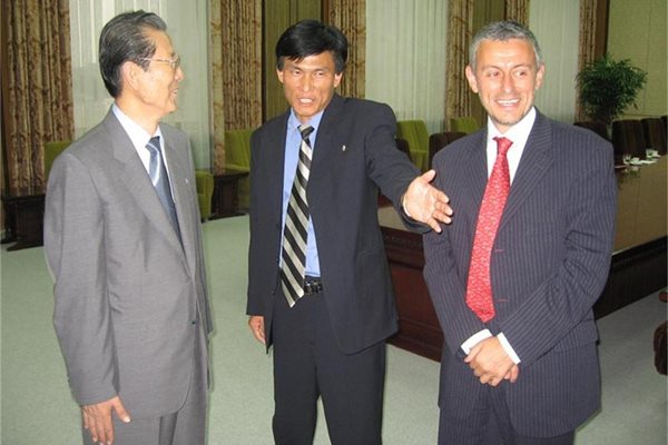 Председателят на Върховното народно събрание на Северна Корея Че Те Бок (вляво) след срещата със Соломон Паси. 
СНИМКИ: ГЕОРГИ МИЛКОВ
