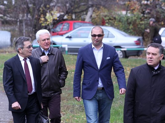 Христо Бисеров, доведеният му син Ивайло Главинков (с тъмните очила) и адвокати пред следствието