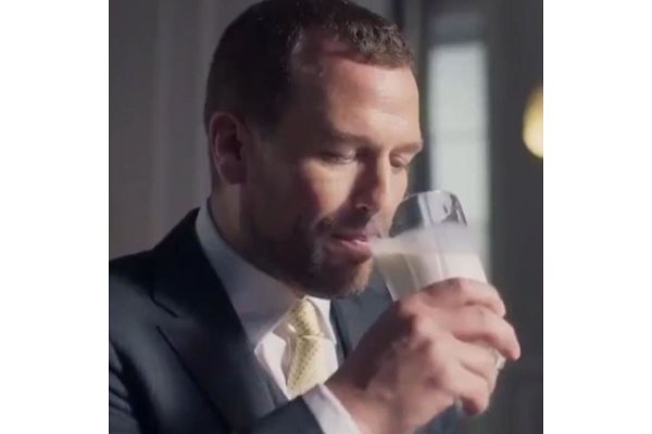 Кадър от рекламата за мляко