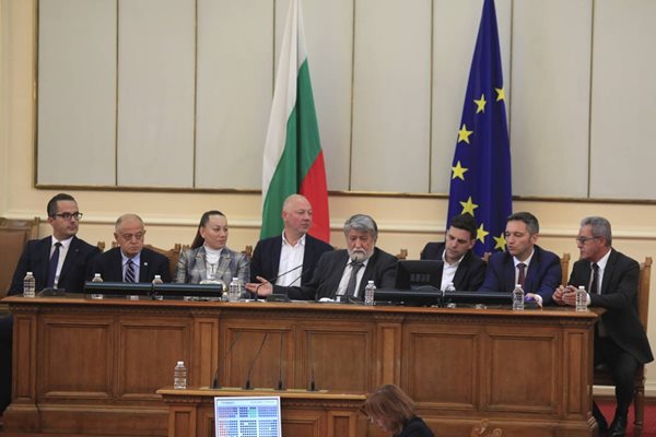 Председателят на Народното събрание Вежди Рашидов със заместниците си СНИМКА: Велислав Николов