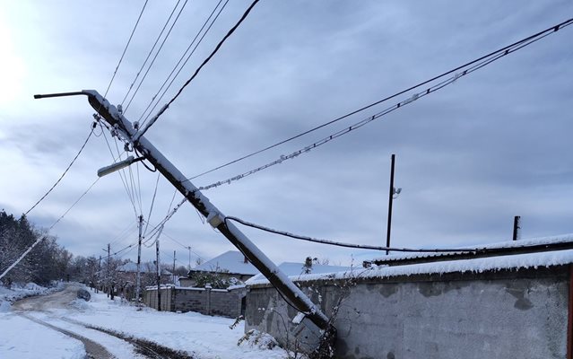 Много прекършени електрически стълбове са възстановявали от "Електрохолд" в Монтанско вследствие на бурята.