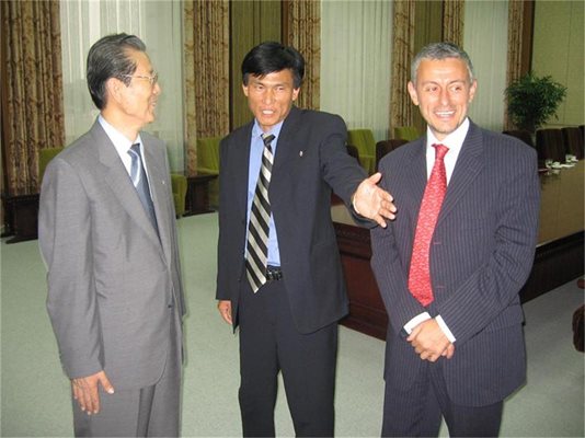 Председателят на Върховното народно събрание на Северна Корея Че Те Бок (вляво) след срещата със Соломон Паси. 
СНИМКИ: ГЕОРГИ МИЛКОВ