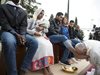 Папата изми краката на бежанци (видео и снимки)