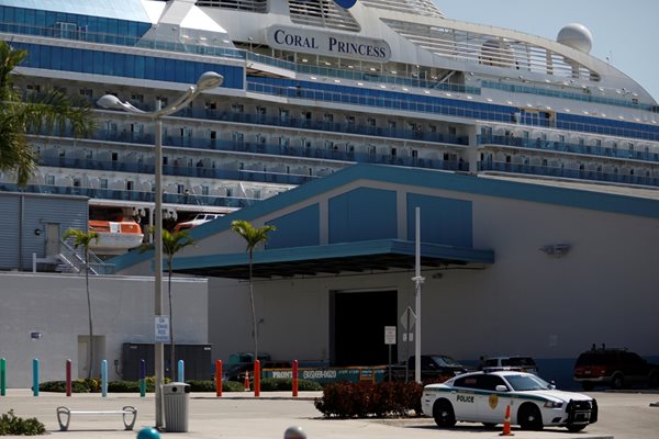 Круизният кораб "Корал принсес" с двама починали от коронавирус пътници и 12 заболели акостира днес в Маями. Снимка Ройтерс
