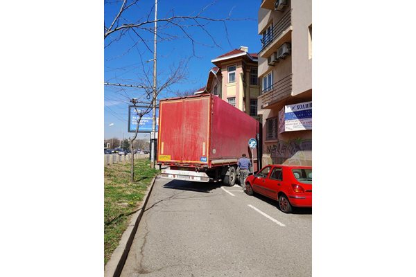 Тежкотоварен автомобил се заклещи в локалното платно на бул. "Цариградско шосе" в София
СНИМКА: Facebook/Катастрофи в София
