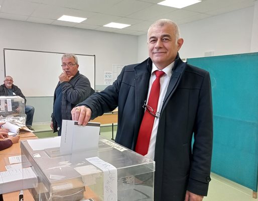 Георги Гьоков обясни след вота, че е привърженик на машинното гласуване, но днес избрал хартиената бюлетина, за да покаже на хората, че вече могат да гласуват и по този начин.
Снимка: Областен съвет на БСП