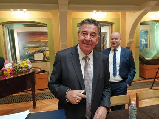 Самият Атанас Узунов не ски изумлението си, че го номинират за председател.