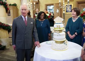 Крал Чарлз III стои до тортата си на парти за 75-ия си рожден ден, организирано в Тетбъри, Англия.

СНИМКИ: РОЙТЕРС