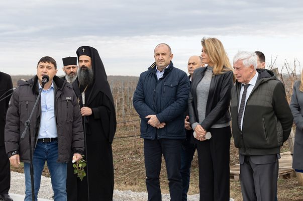 Президентът Румен Радев беше днес във Видинско за празниците на Свети Трифон Зарезан и Свети Валентин.
Снимка: Президенство на Република България