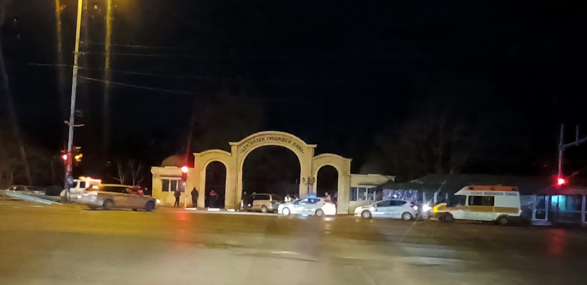 Кола се вряза във вратата на Централните гробища в София