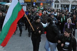 Протестиращи в Пловдив скандират „Бойко - бандит, стига геноцид“