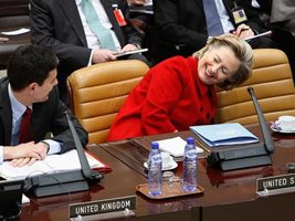 Американският държавен секретар Хилари Клинтън разговаря с британския си колега Дейвид Милибанд на срещата на НАТО в Брюксел.