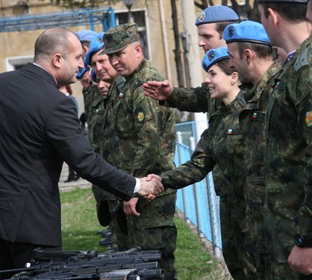 Президентът се ръкува с командосите от бригада "Специални сили". СНИМКИ: Евгени Цветков