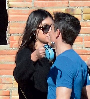Двамата бяха изловени да се целуват в Барселона