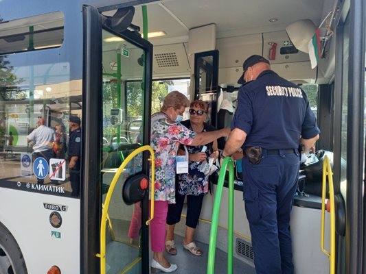 Полицай проверява дали пътниците в автобус от градския транспорт на Пловдив  носят маски.

СНИМКИ: Община Пловдив.