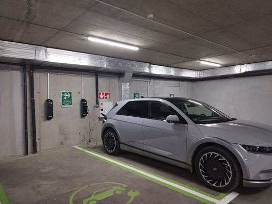 Новите зарядни станции за електрически автомобили на паркинга на националния стадион