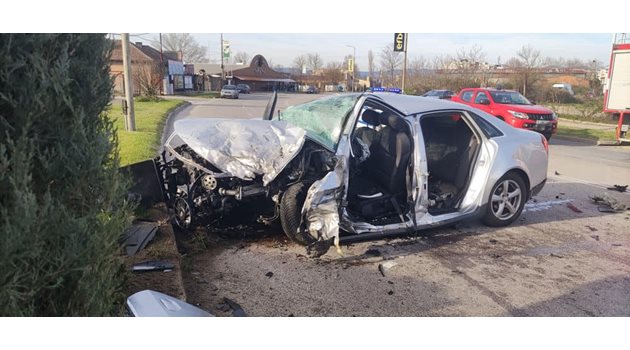 Кола, управлявана от 40-годишна жена, се е ударила челно в автомобил, шофиран от възрастната жена