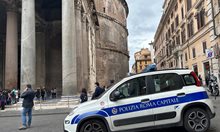 Забраниха обеци и сини коси на римските полицаи