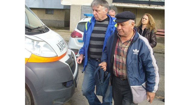 В неделя към 15 ч екип на спешвия център в Казанлък отведе нападнатия бит Димитър Димитров (вдясно) в местната болница.