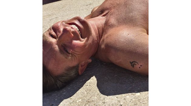 Политикът пусна снимка в инстаграм с татуирания делфин на рамото му.