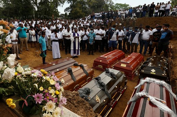 Погребения в Шри Ланка след атентатите в неделя Снимка: Ройтерс