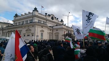 Протестиращи срещу зеления сертификат блокираха движението пред парламента (Видео)