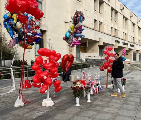 Търговец на балони с формата на сърца почти остана без клиенти в центъра на Пловдив. Снимки: Авторът