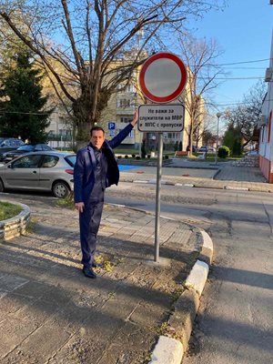Кметът на Стамболийски Георги Мараджиев премахва забранителния знак за влизане в улицата, където е РУ на полицията.