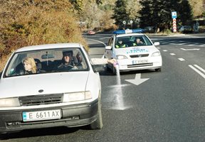 За да спрат многото катастрофи по пътя през Кресненското дефиле преди години местните започнаха дори да ръсят осветена захар върху шосето.

СНИМКА: “24 ЧАСА”