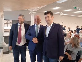 Кандидатът за кмет на Пловдив Ивайло Старибратов с лидерите Христо Иванов и Кирил Петков.