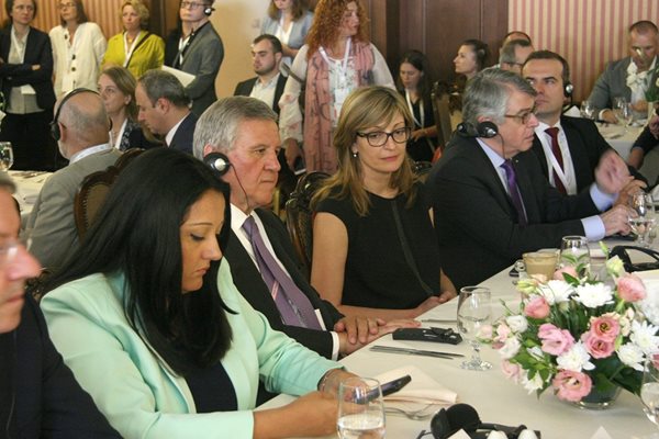 На форума присъстват вицепремиера Екатерина Захариева и министърът на европейското председателство Лиляна Павлова.