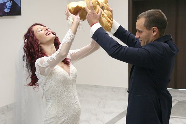 Щастливите младоженци