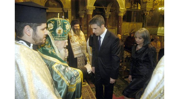 МИНАЛО: Патриарх Максим благославя президента при встъпването му в длъжност.
