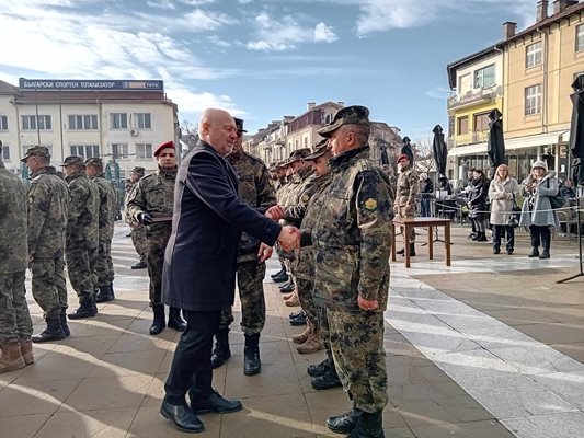 Министърът на отбраната Тодор Тагарев посрещна в Благоевград контингента, участвал в силите на оперативния резерв на стабилизиращите сили на НАТО в Косово (KFOR) и във военната операция на Европейския съюз в Босна и Херцеговина „Алтеа”.  СНИМКА: Тони Маскръчка