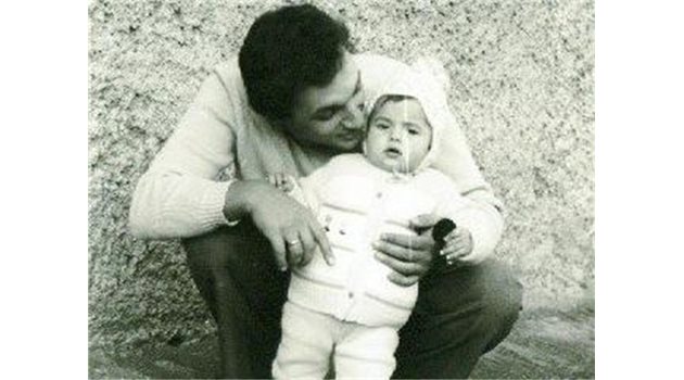 РОЖБА: Иван Костов прегръща първородната си дъщеричка.