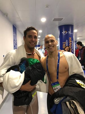Антъни Иванов и една от емблемите на световното плуване Чад льо Кло се снимат след финала в Ханджоу.